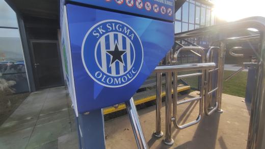 Logo Sigmy Olomouc u jednoho ze vstupů na Andrův stadion