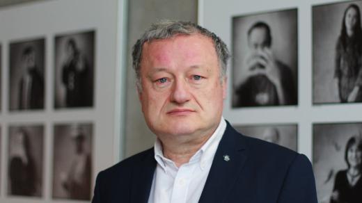 Profesor Jan Konvalinka, ředitel Ústavu organické chemie a biochemie