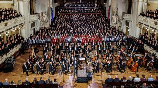 Tisíc hlasů adventu. Čtyřicet amatérských sborů společně se sólisty a Symfonickým orchestrem Českého rozhlasu