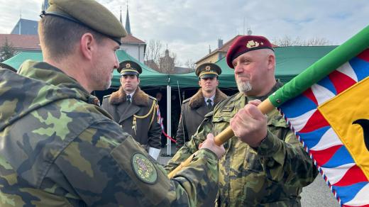 Nalevo Karel Řehka, náčelník Generálního štábu Armády ČR, napravo Josef Trojánek, nový velitel Pozemních sil české armády