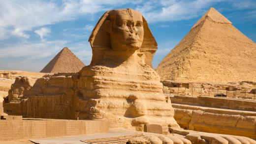 Nejznámější sfinga na světě a pyramidy v egyptské Gíze