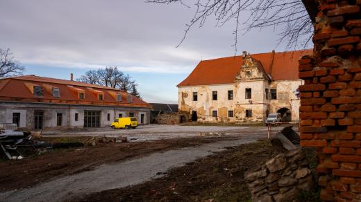 Chátrající zámek Bzí u Dolního Bukovska na Českobudějovicku začalo opravovat architektonické studio Loxia