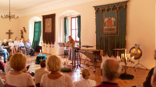 Festival Podkrkonošské hudební léto si zakládá na kvalitě umělců a prezentované hudby, ale také na přátelství, které je významným pojítkem