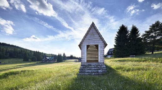 Jednou ze staveb oceněných v soutěži Krkonošská cena architektury je zvonička u Vlašských bud