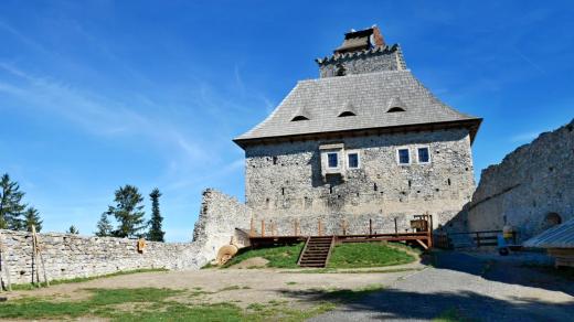 Opravit hradní kamenné zdivo způsobem jako ve středověku není nic jednoduchého. Obnáší to sesbírat kameny v okolí, každý vzít do ruky, opracovat ho a usadit na své místo