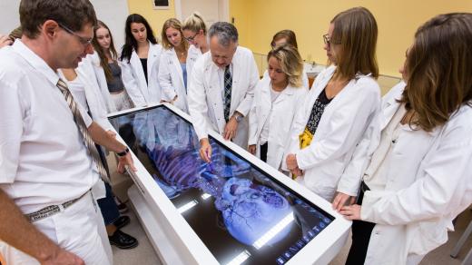 Studenti Lékařské fakulty v Plzni mají jako první v Česku virtuální pitevní stůl