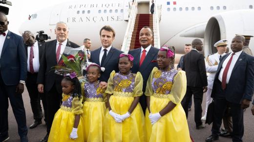 Prezident Konžské republiky Denis Sassou-Nguesso vítá francouzského prezidenta Emmanuela Macrona