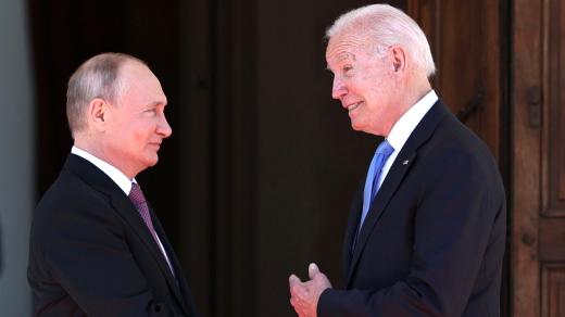 Vladimir Putin a Joe Biden během summitu v Ženevě