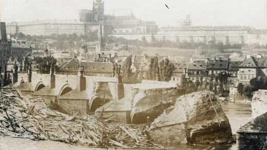 Sesutý Karlův most po velké povodni 4. září 1890