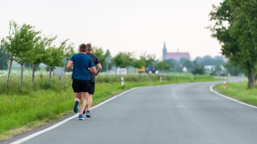 Běžci na silnici z Podhůry do Chrudimi