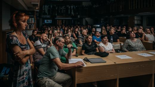 Útok kyselinou sírovou představili kriminalisté Michaela Nosková a František Müller ve Studijní a vědecké knihovně PK v rámci cyklu Kriminální případy očima vyšetřovatelů