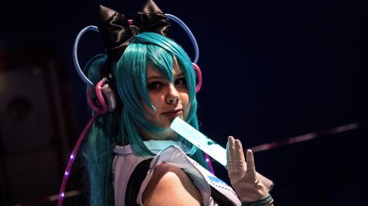 Fanynka převlečená za oblíbenou anime zpěvačku Hatsune Miku na koncertě v Paříži