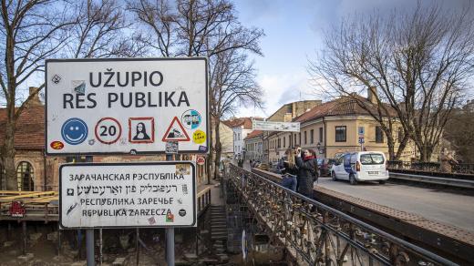 Cedule oznamující vstup do aprílové republiky Užupis