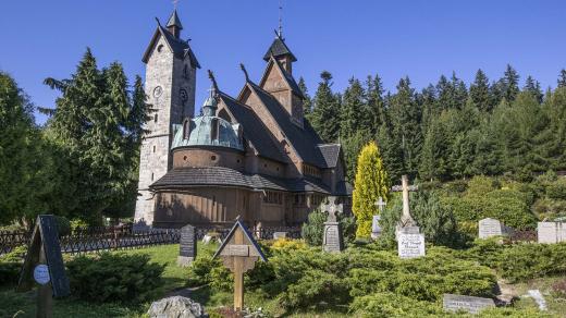 Kostel obklopuje i evangelický hřbitov