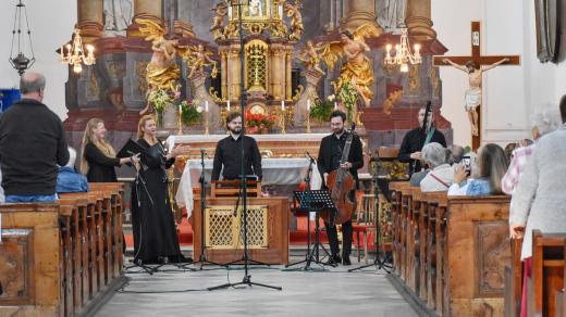 Trio Drei Engel, Markéta Klaudová (soprán), Pavla Radostová (soprán), Lucie Karafiátová (alt) a Jiří Havrlant (varhanní pozitiv). Spoluúčinkuje Jan Krejča (theorba) a Michal Raitmajer (viola da gamba)