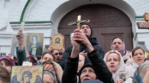 Příznivci Ukrajinské pravoslavné církve moskevského patriarchátu v Kyjevsko-Pečerské lavře