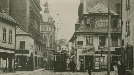 Pohled do dnešní ulice 5. května od jihozápadu. Už ve dvacátých letech projížděly ulicí tramvaje, stejně jako dnes