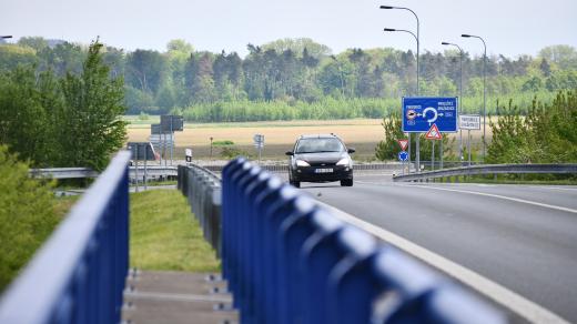 Jihovýchodní obchvat Pardubic bude z okružní křižovatky u Dražkovic pokračovat přes pole směrem na Černou za Bory