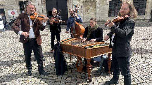 Cimbálová muzika Antonína Stehlíka zahrála mimo jiné na hlavním mechelenském náměstí Grote markt