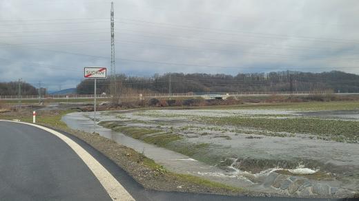 Mezi Sudkovem a Postřelmovem nad soutokem Moravy a Desné