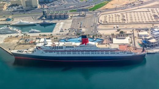 Druhá z lodí pokřtěných jako HMS Queen Elizabeth slouží jako hotel v Dubaji