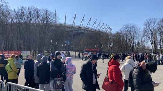 Kdo se chce dostat k jedné z přepážek, musel si přivstat. Někteří tu čekají už od pěti hodin ráno