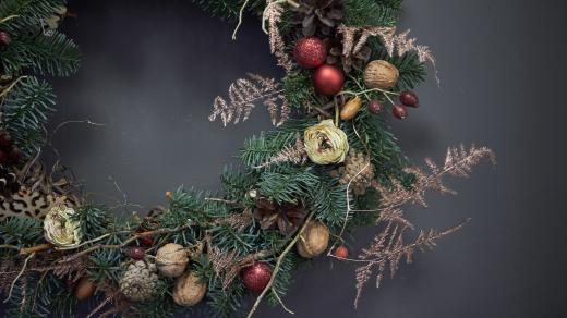 Šišky, oříšky nebo i šípky představují na adventním věnci zakuklená přání