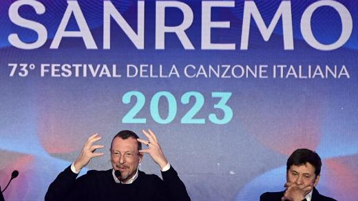 Festival Sanremo 2023, vlevo umělecký ředitel festivalu Amadeus, vpravo zpěvák Gianni Morandi