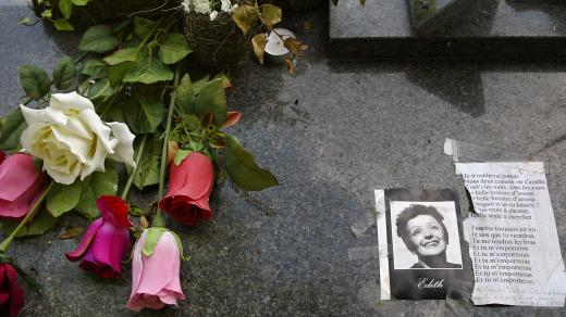 Hrob Edith Piaf na pařížském hřbitově Pere Lachaise