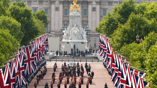 Smuteční průvod kráčel pohřebním tempem 75 kroků za minutu, rakev byla zakryta královskou standartou Velké Británie, na které spočívala britská imperiální koruna. Tu měla Alžběta II. na hlavě při své korunovaci v roce 1953.