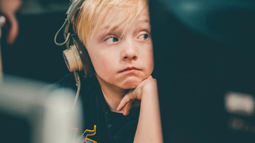 chlapec u počítače - dítě s počítačem