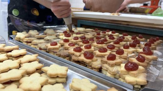 Studenti přerovské střední školy gastronomie a služeb připravují vánoční cukroví