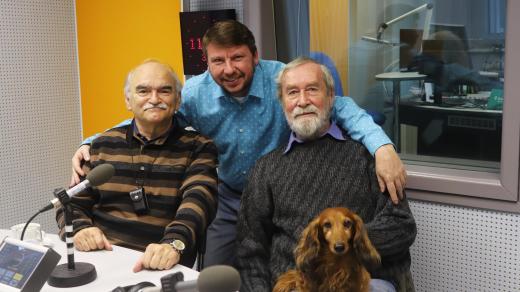 Doprovod naším hostům dělal také jezevčík Bára (zleva: Ladislav Gerendáš, Petr Čimpera, Milda Stehlík)