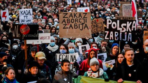 Protesty v polském městě Krakov proti smrti Izabely, která v důsledku protipotratovému zákonu zemřela na sepsi