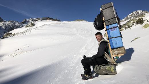 Na dohled od cíle. Vlado nese na dřevěné krosně zhruba 60 kilogramů zásob