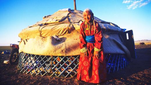 Mongolsko, jurta, žena (ilustrační foto)