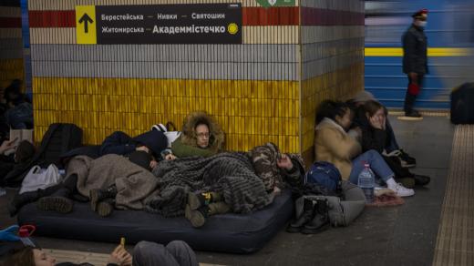 Lidé se schovávají v kyjevském metru