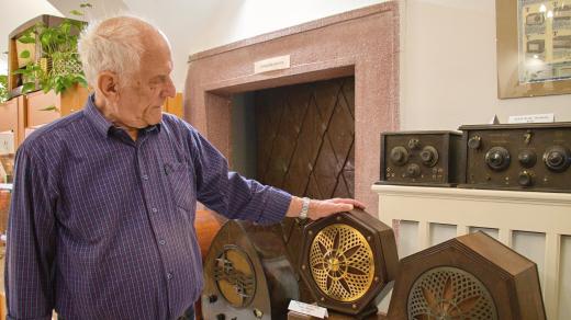 Pan Jan Drahoňovký u části své sbírky historických radiopřijímačů, které vystavuje muzeum v Lomnici nad Popelkou