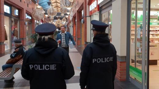 Policisté dohlížejí na bezpečnost zákazníků během vánočních nákupů