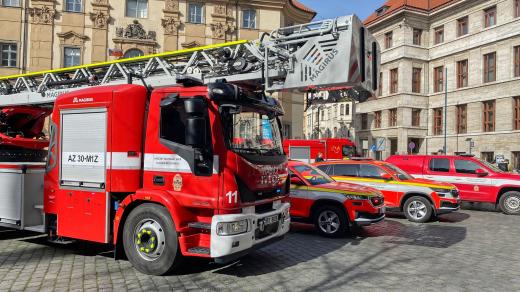 Spanilá jízda pražských hasičů zastavila na Mariánském náměstí