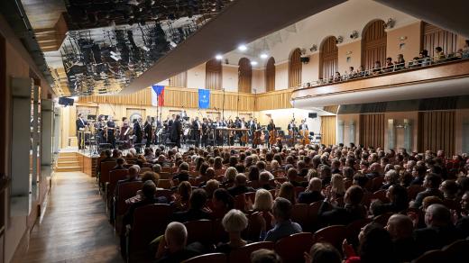 Slavnostní večer ke 450. výročí Univerzity Palackého v Olomouci. Pocta druhé nejstarší univerzitě u nás. Přímý přenos ze sálu Reduta. Účinkuje Moravská filharmonie Olomouc, řídí Tomáš Brauner