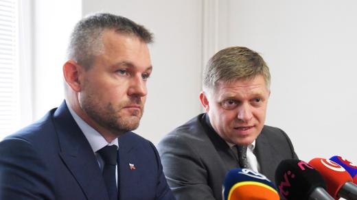 Vlevo premiér Peter Pellegrini, vpravo předseda strany Smer Robert Fico