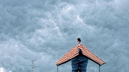 Tichá pošta /// vygenerované AI Midjourney (midjourney.com) na základe hesla “twisted mindpalace of very confused person who is standing on the roof of a building”