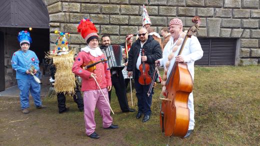 Masky se nemohou vydat na průvod bez muzikantů