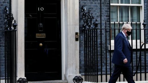 Britský premiér Boris Johnson před sídlem v Downing Street