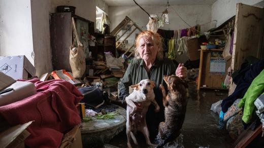 Chersonská obyvatelka Tetiana zachraňuje v náručí své domácí mazlíčky